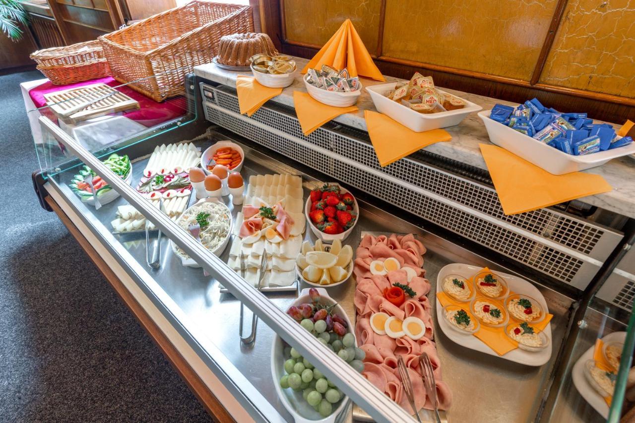 Hotel Slovan Plzen Bagian luar foto