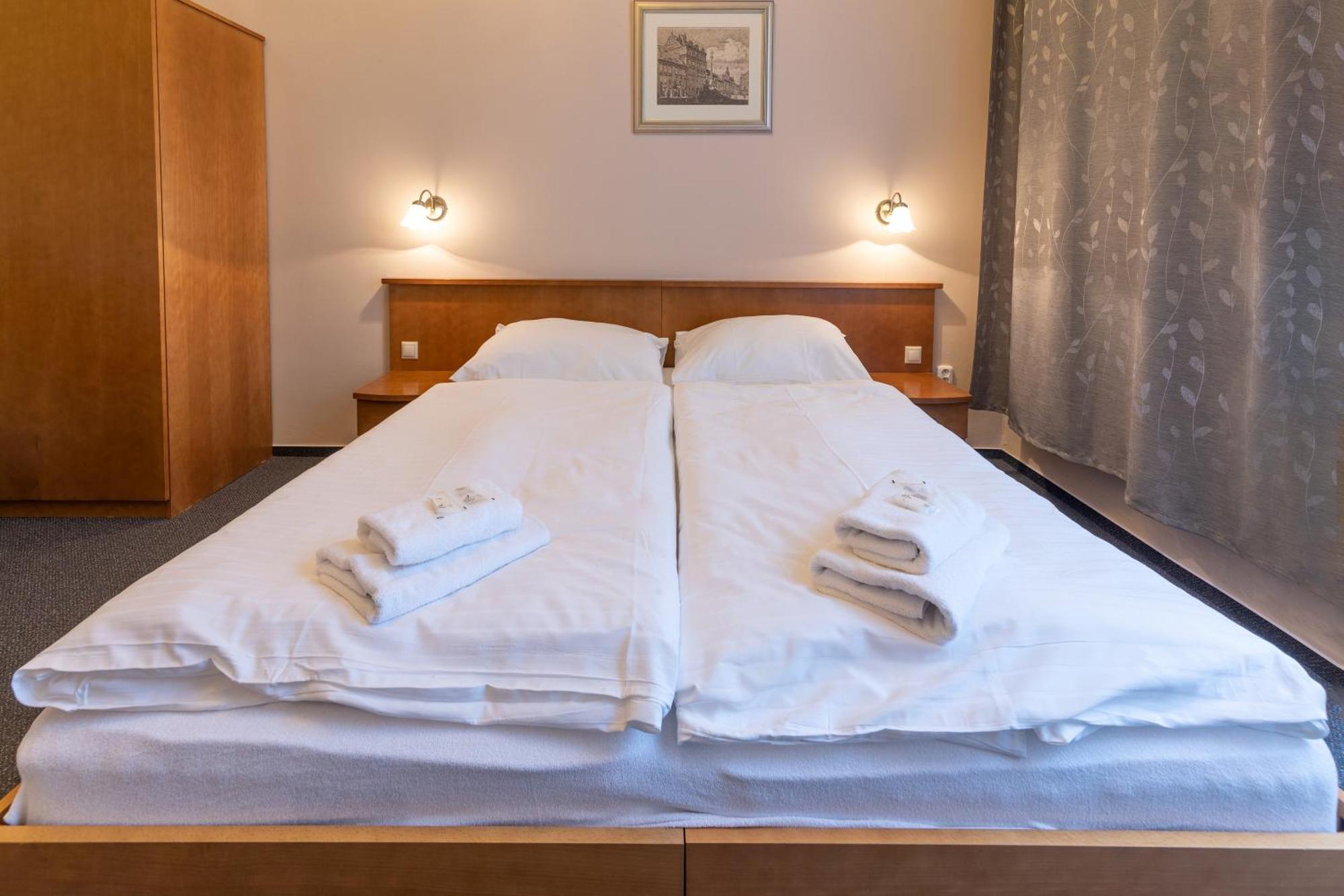 Hotel Slovan Plzen Bagian luar foto